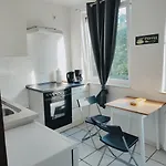 아파트 Monteurwohnung Messewohnung Sued Grenze Duesseldorf 6 Personen *